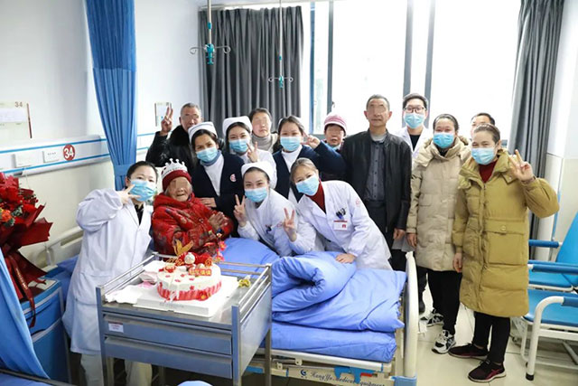 温情时刻 | 百岁老人病房过生日,别样“生日趴”很暖心!(图5) 5.jpg