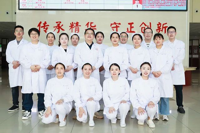 温情时刻 | 百岁老人病房过生日,别样“生日趴”很暖心!(图6) 6.jpg