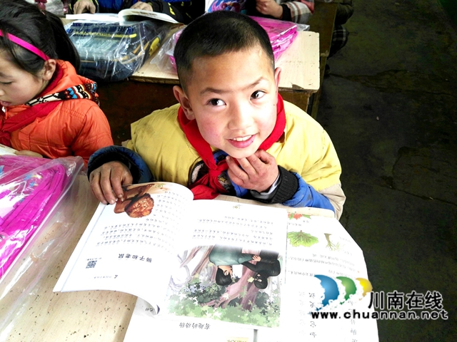 书香润童心 公益聚力量|泸州校园阅读的“逐梦之旅”(图2) 2、玉林小学的孩子们在看书.jpg