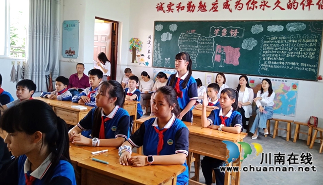 书香润童心 公益聚力量|泸州校园阅读的“逐梦之旅”(图4) 3、在久桥学校 开展阅读教学指导.jpg