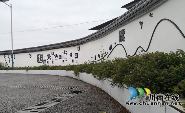 书香润童心 公益聚力量|泸州校园阅读的“逐梦之旅”(图5) 4、久桥学校书香村小建设一角.jpg