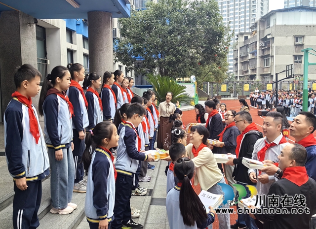 书香润童心 公益聚力量|泸州校园阅读的“逐梦之旅”(图10) 6、泸州实验小学 致公书院赠书活动.jpg