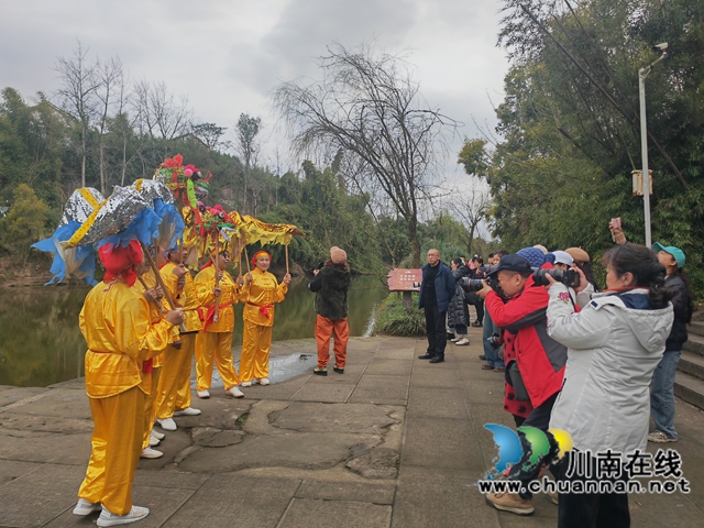 锦江区摄协会员在龙脑桥摄影（曾佐然摄）.jpg