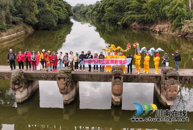 锦江摄影家协会会员在龙脑桥上合影.jpg