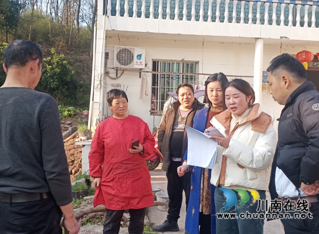 3月6日，泸州丰睿达劳务专合社劳务经纪人田德燕（右二）在泸县云锦镇冯石村摸排零散劳动力务工意愿。.jpg