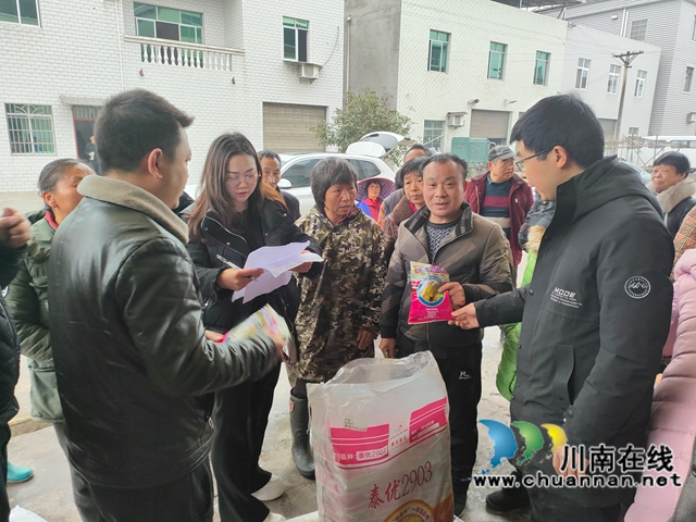 3月7日，四川民鑫劳务专合社劳务经纪人童福梅（左二）在泸县龙阴沟村二组免费发放谷种和地膜。.jpg
