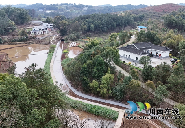 节水改造后的主干渠（夏廷贵摄）.jpg