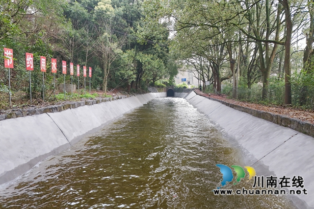 流水经过主干渠渠首水（夏廷贵摄）.jpg