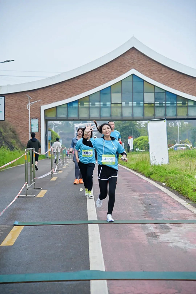 龙马潭区松滩湖畔,这场欢乐跑“嗨”翻了!!(图19) 18.jpg