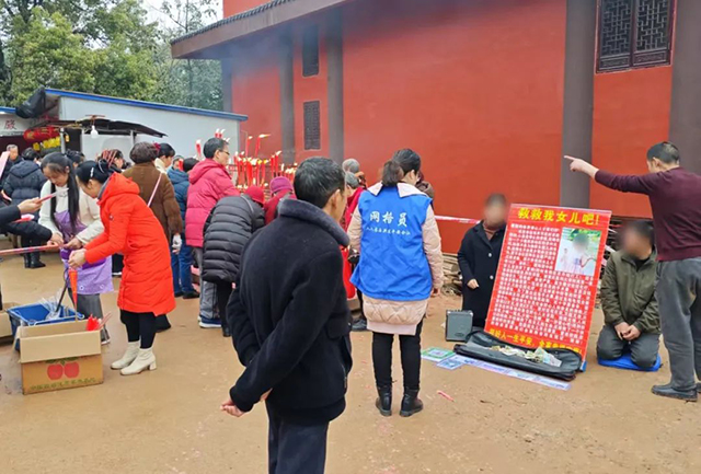 不要同情！膝盖一跪，日入上千……