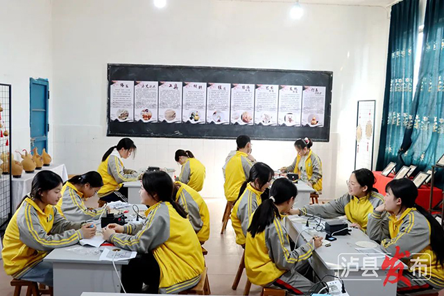 木板上作画,葫芦上生花,泸县这个烙画社团超有趣(图2) 640-(1).jpg