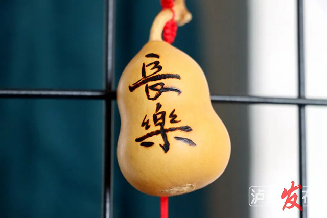 木板上作画,葫芦上生花,泸县这个烙画社团超有趣(图11) 640-(10).jpg