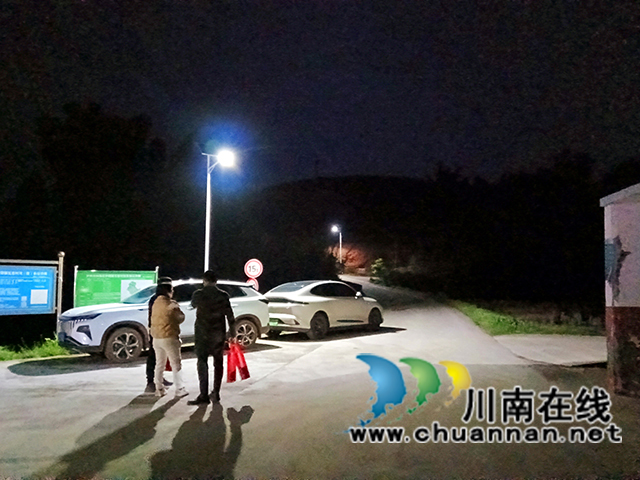 图5：路灯照亮村民夜行路.jpg