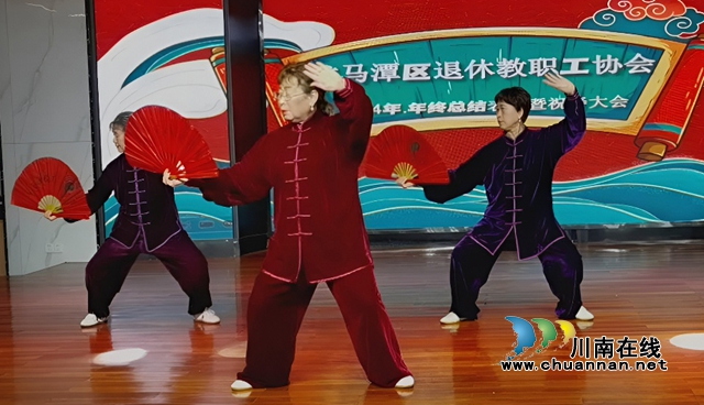 多才多艺的退休教师为寿星祝寿 (2).jpg