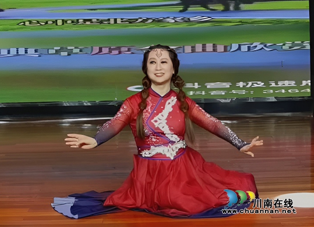 多才多艺的退休教师为寿星祝寿 (1).jpg