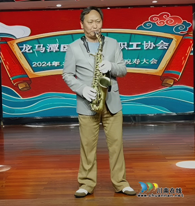 多才多艺的退休教师为寿星祝寿 (3).jpg