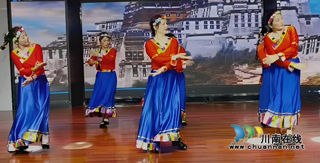 多才多艺的退休教师为寿星祝寿 (4).jpg