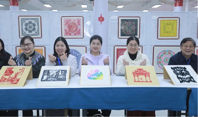 泸州剪纸传承人陈霞作为四川唯一代表受邀参加全国首届剪纸文创研修班