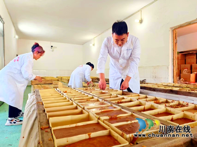 图3：李万富检查红糖定型情况.jpg