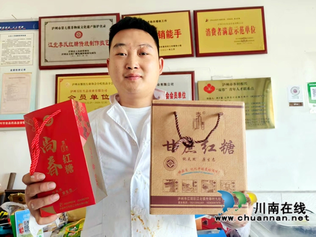 图5：李万富展示他的土法红糖.jpg