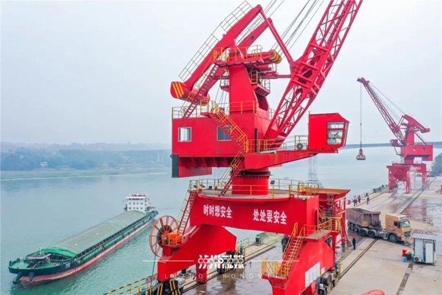 澳大利亚、南非矿石到港,泸州港石龙岩码头正成为全球资源与川南产业的黄金纽带(图2) 港2.jpg