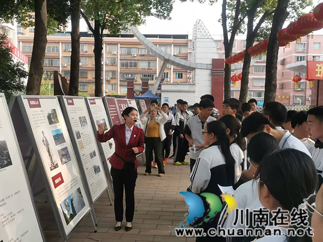 学生们正在流动博物馆听“四渡赤水在泸州”的介绍.jpg