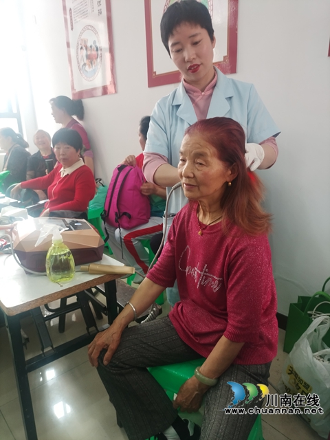 为老人按摩.jpg