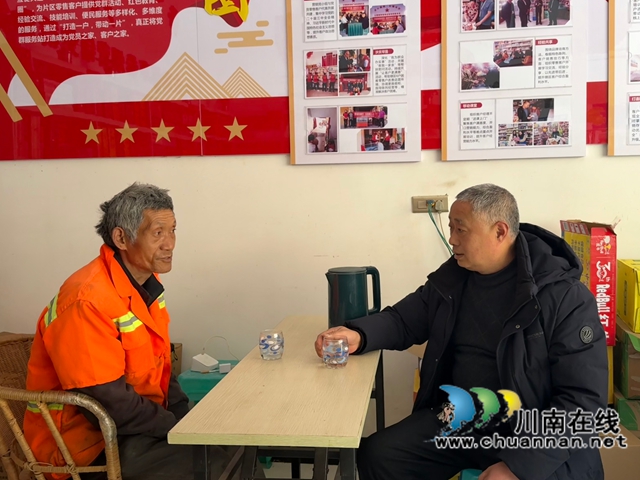 2.文奉华陪着进店休息的环卫工人闲聊（赖浣峰供图）.jpg