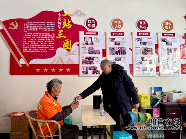 1.当地环卫工人来到文奉华店里休息（赖浣峰供图）.jpg