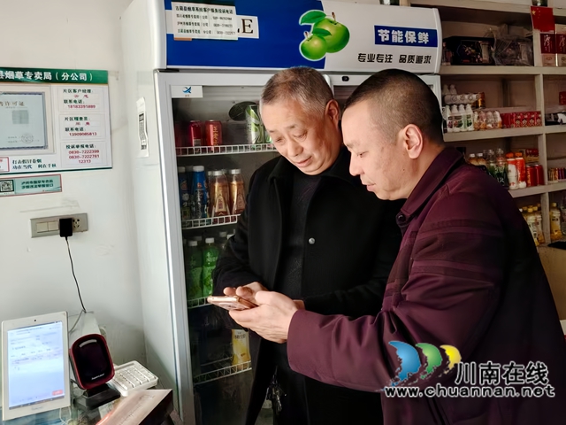 3.烟草公司客户经理云忠指导文奉华（左一）查看终端销售数据（赖浣峰供图）.jpg