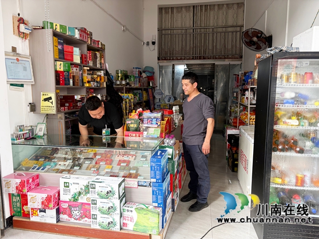 配图2：烟草公司客户经理郭鑫指导殷华兴做好店面陈列（郭叙苓拍摄）.jpg