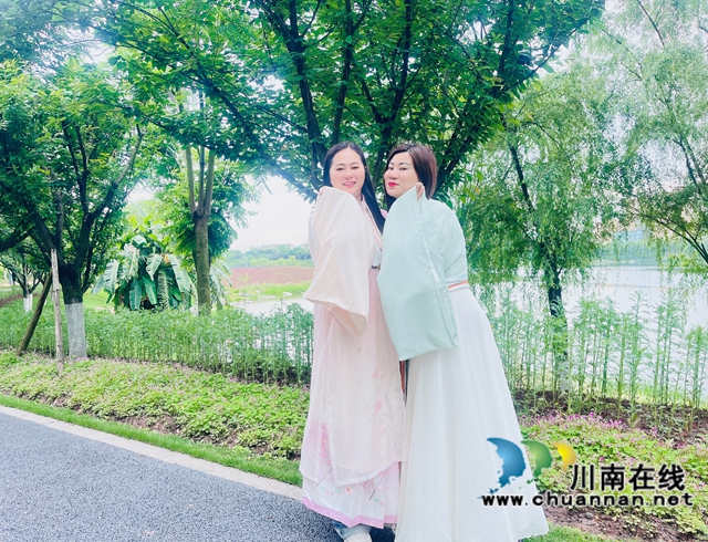 穿汉服留影（龙洪艳摄）.jpg
