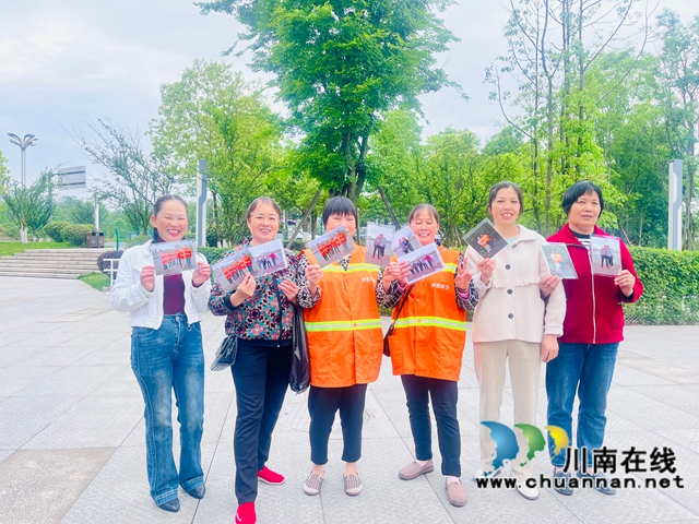 拿到相片后合影（龙洪艳摄）.jpg