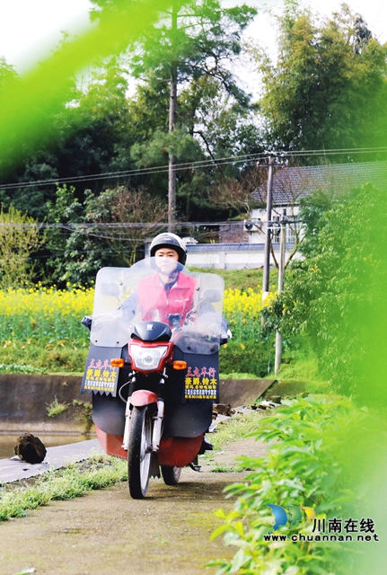 梁毅骑着摩托车穿梭在长春村的每个角落。.jpg