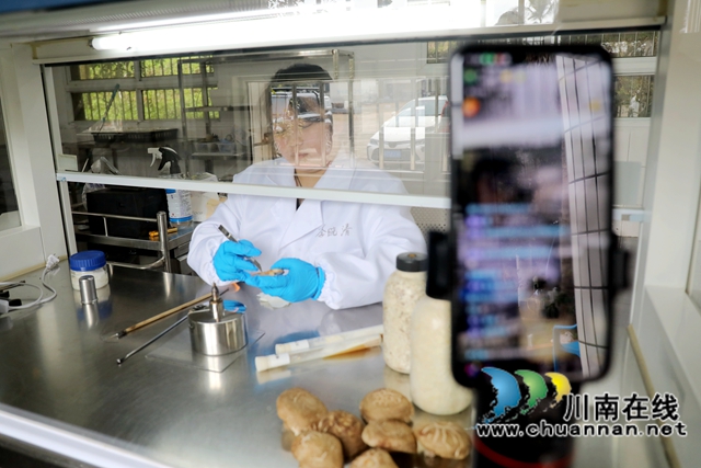 由闲置校舍改造的食用菌研发中心正在进行直播。.jpg