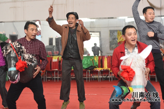 杨书效表演马儿灯（孙孝萍摄）.jpg