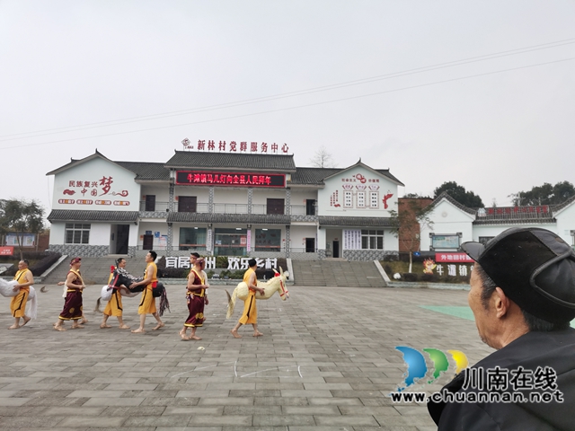 2021年，杨书效指导马儿灯表演（曾佐然摄）.jpg