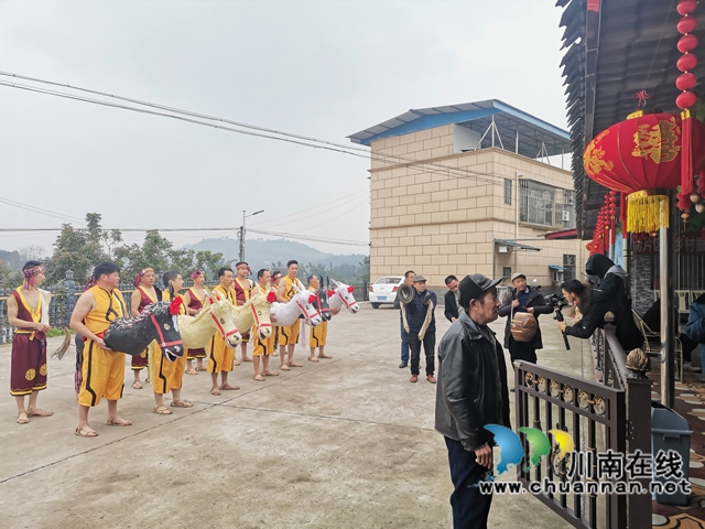 2021年，杨书效领着马儿灯拜年（曾佐然摄）.jpg