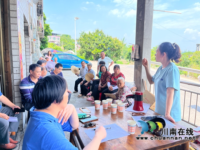 武万琼在泸县兆雅镇开展果树病虫害防治宣传.jpg