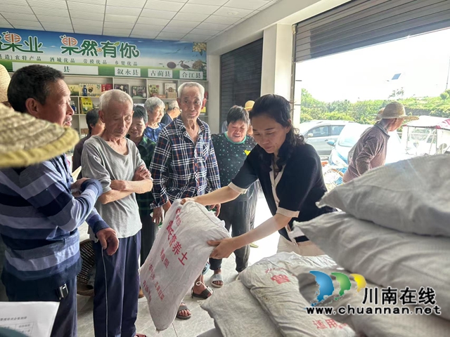 武万琼在泸县科裕果业专业合作社办公阵地为农户发放有机肥.jpg