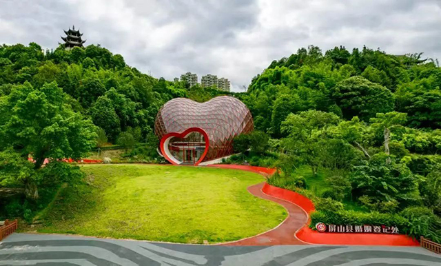 爱心+花海！来体验宜宾这个婚姻登记处的专属浪漫！