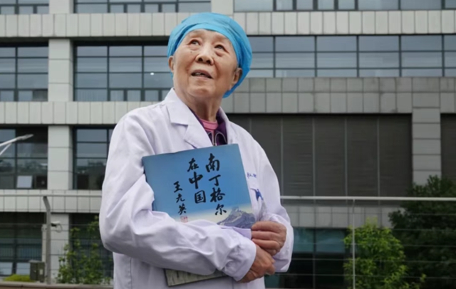 86岁的“南丁格尔”退休，留下的灯火却依然闪烁