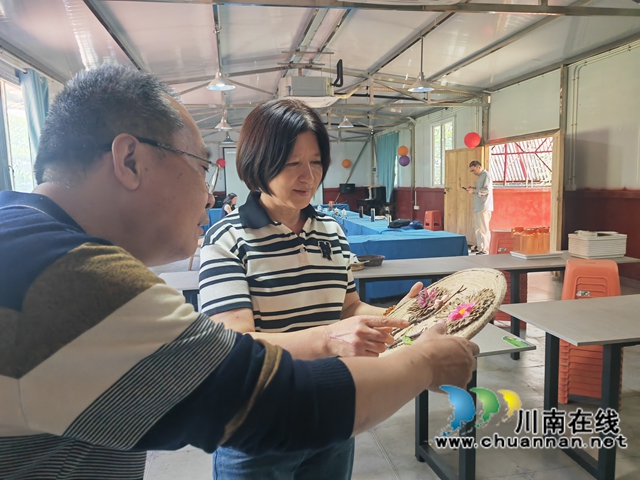 察看研学的手工作品（曾佐然摄）.jpg
