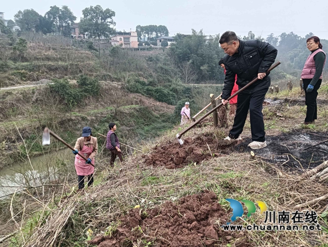 配图1：驻村人员带领村民在产业园区内劳作（图片作者：郑婵娟）.jpg