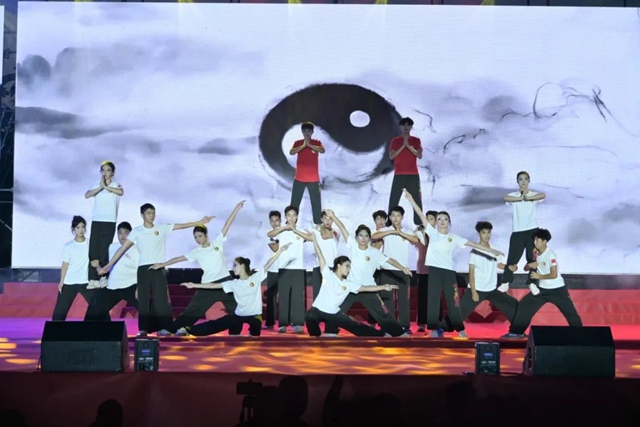 青春正好 未来可期——泸县建校举行2025年“正青春•创未来”校园艺术节暨欢送2025届毕业班文艺晚会(图7) 7.jpg