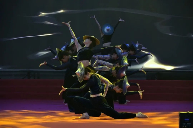 青春正好 未来可期——泸县建校举行2025年“正青春•创未来”校园艺术节暨欢送2025届毕业班文艺晚会(图6) 6.jpg