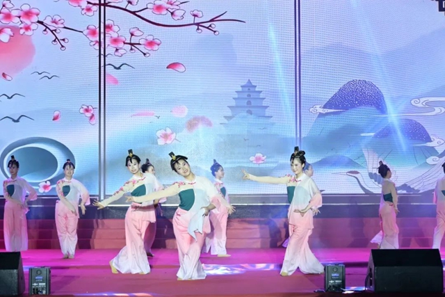 青春正好 未来可期——泸县建校举行2025年“正青春•创未来”校园艺术节暨欢送2025届毕业班文艺晚会(图8) 8.jpg