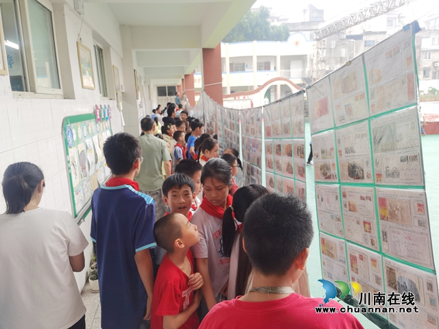 师生们观看邮展-1.jpg