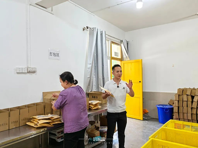 退伍兵哥成百万网红:“乡村明二锅”有何流量密码?(图2) 2.jpg