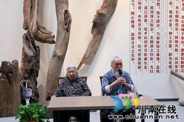 丹青映初心 美育润桃李┃陆贤能在合江中学深情讲述艺术人生与桑梓情怀(图8) 陆贤能携夫人.jpg